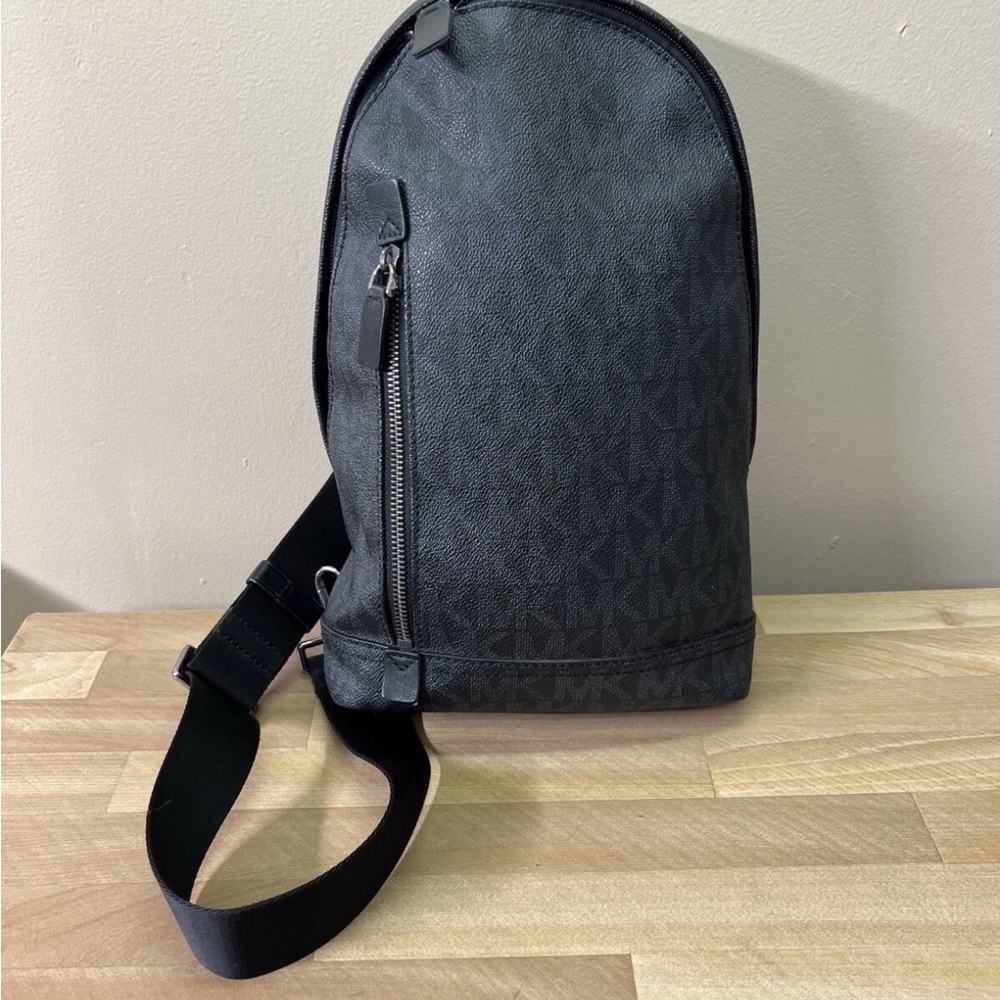 Michael kors sling bag black.